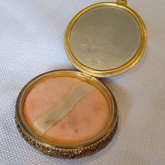 Art Nouveau Design Mesh Powder Compact - Picture 2 of 5